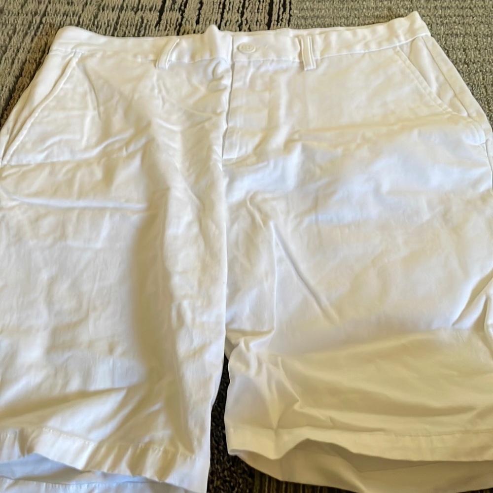 Mens Old Navy shorts. Never worn. Size 34